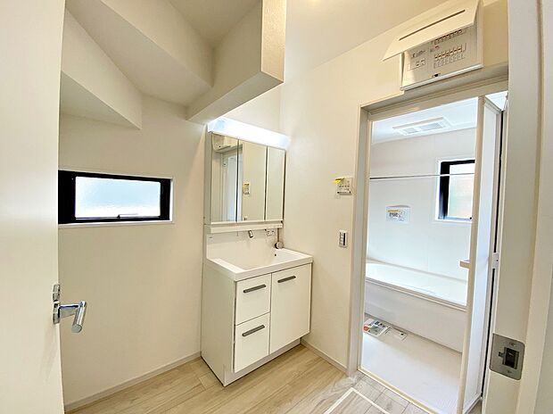 【☆Powder Room☆ 】☆Powder Room☆
収納スペースもバッチリなこちらの洗面化粧台。忙しい朝の時間にお役立ち!化粧品やヘアケア用品など細かな物もしっかり収納しておけるから「あれ?アレどこだっけ?」がなくなること間
