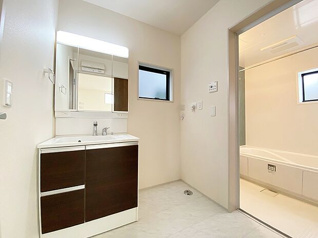 【☆Powder Room☆ 】☆Powder Room☆
収納スペースもバッチリなこちらの洗面化粧台。忙しい朝の時間にお役立ち！化粧品やヘアケア用品など細かな物もしっかり収納しておけるから「あれ？アレどこだっけ？」がなくなること間