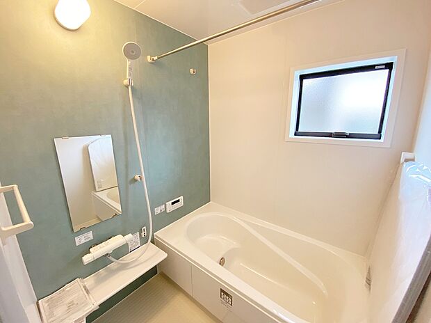 【☆System　Bath☆ 】☆System　Bath☆
半身浴も楽しめる一坪タイプの浴室は、防カビ仕様となっており、お掃除も楽々です。浴室乾燥機を完備し雨の日のお洗濯も安心です。
