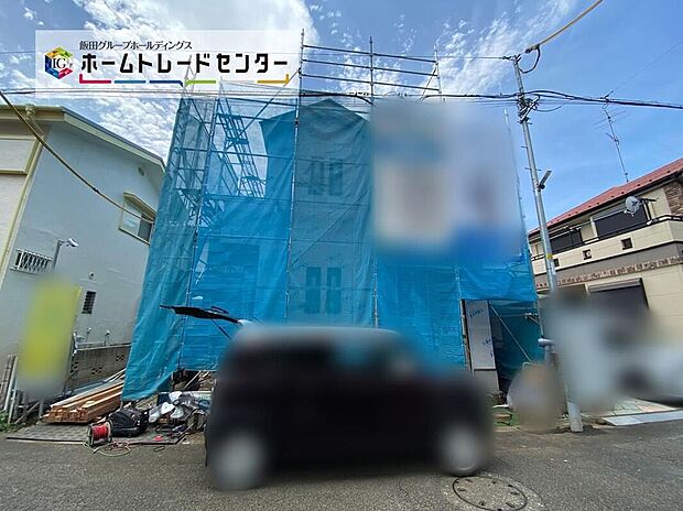 【前面道路含む現地写真】☆駐車スペースも確保♪嬉しいコンクリート仕上げのカースペース。雨の日も足元を気にせず外出できます。空いたスペースには、花や緑で彩るガーデニングもオススメです。