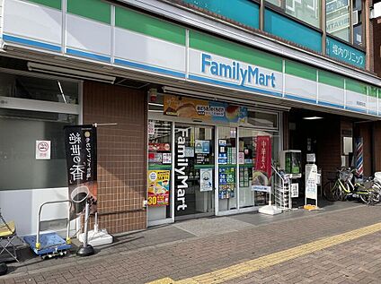 ファミリーマート　昭島駅前店 750m(徒歩10分)
