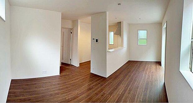 【☆Living　Room☆】窓から陽光が降り注ぐリビング・ダイニング・キッチン。家族が集うにふさわしい、ゆとりある空間です♪