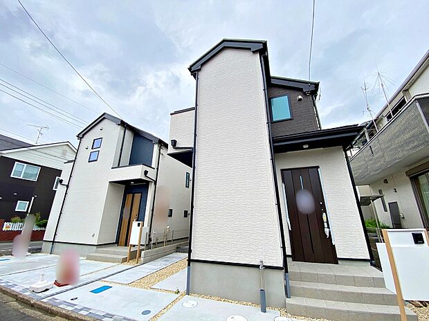 【現地外観写真】☆街に溶け合う美しい景観を生みだしているにも関わらず、採光や風通しを考えて設計された間取り。近隣との視線を考え、街全体で調整される窓位置。外観だけでなく、そこに住まうご家族の心地よさを最優先しました。