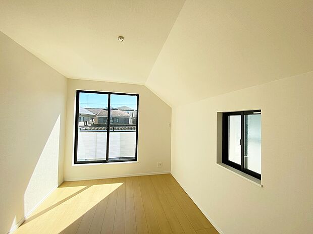 【☆Room☆】大きな窓からたっぷりと陽光が注がれる明るい空間。家族の成長に対応できる永住仕様の間取り。一日の疲れを癒やしてくれる、時を忘れて過ごせる空間。