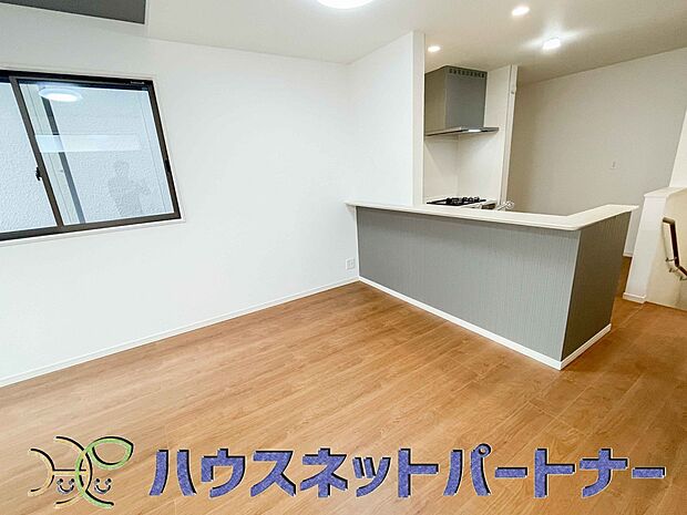 忙しい朝でも家族揃って食事をして頂ける、ゆとりある大きさのダイニングスペース。奥様の手料理をカウンター越しに受けとって頂き、テーブルで囲む素敵な時間を存分にお愉しみ下さい。