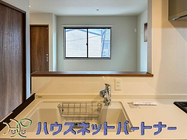 明るく開放的なオープンキッチン。家族とのコミュニケーションが取りやすく、みんなの笑顔が溢れます。