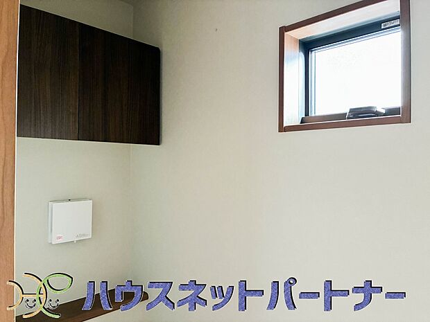 小窓を設置する事により明るく、通気性の良いトイレとなっております。中はゆとりのある大きさを確保しておりますので、ゆったりとお使い頂けます。