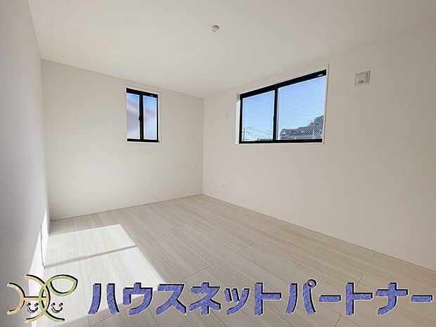 2面窓のある風通しの良いお部屋は心も体も元気にしてくれます。自分だけのお部屋作りを楽しんでみては。