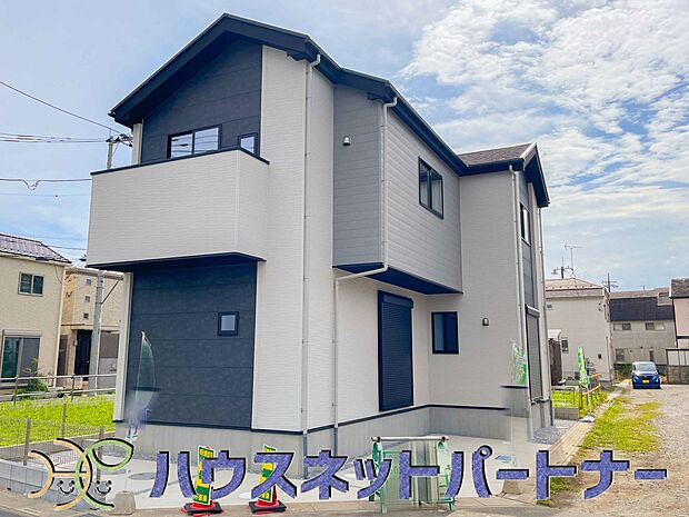 堂々たる趣ながら、主張し過ぎずどこか余裕を感じさせるシャープなフォルムで佇む邸宅は、晴天の空と照らし合わせる事で、本来あるべき完成形の姿を見せてくれます。