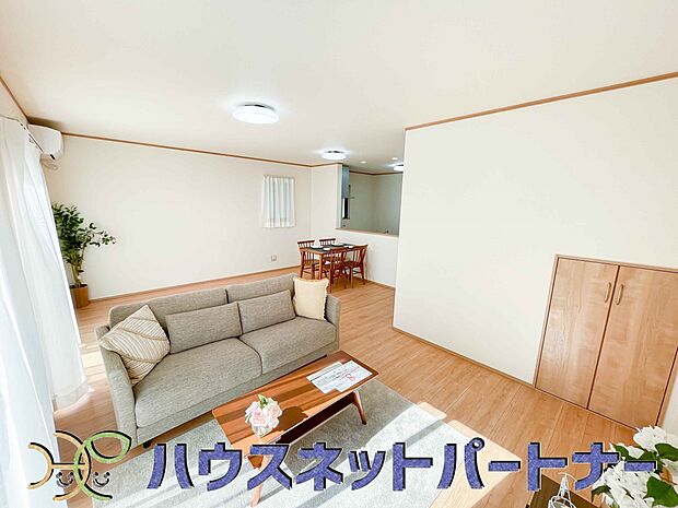 【リビング】整然とした空間演出、快適な理想の暮らしの実現は家のみの拘りではなく、そこで暮らす方々にとって素敵な環境であることも挙げられると思います。四季折々の変化が奏でる鼓動を楽しんで下さい。