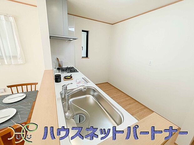 【ダイニングキッチン】キッチン吊戸棚を無くす事によって、コミュニケーションを重視した設計に致しました。区画によって変わる一体感を、実際にご覧になって頂けましたらと思います。