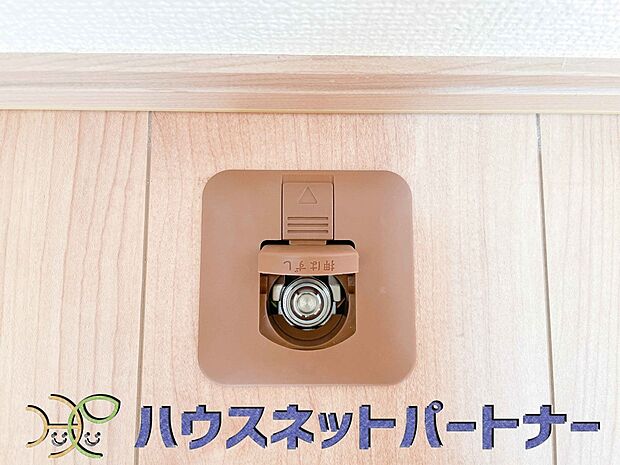 【その他設備(ガス栓)】リビングに設置したガス栓。暖房器具や鍋パーティーに活躍します。  