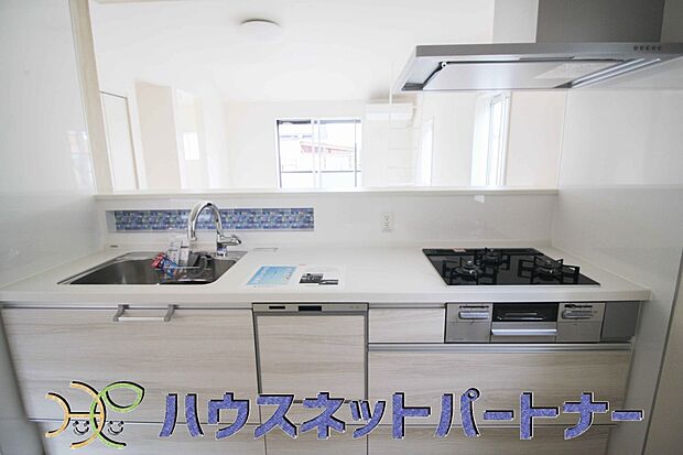 【ダイニングキッチン】食洗機完備なので冬場の冷たい洗い物や忙しい主婦だからこそ食洗機をかけてる間に他の家事をこなすこともできちゃいますね。