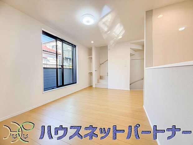 【リビングダイニング】リビングは、食事スペースと寛げる場所設けてもまだ余裕の広さ。明るい光が照らしてくれます。