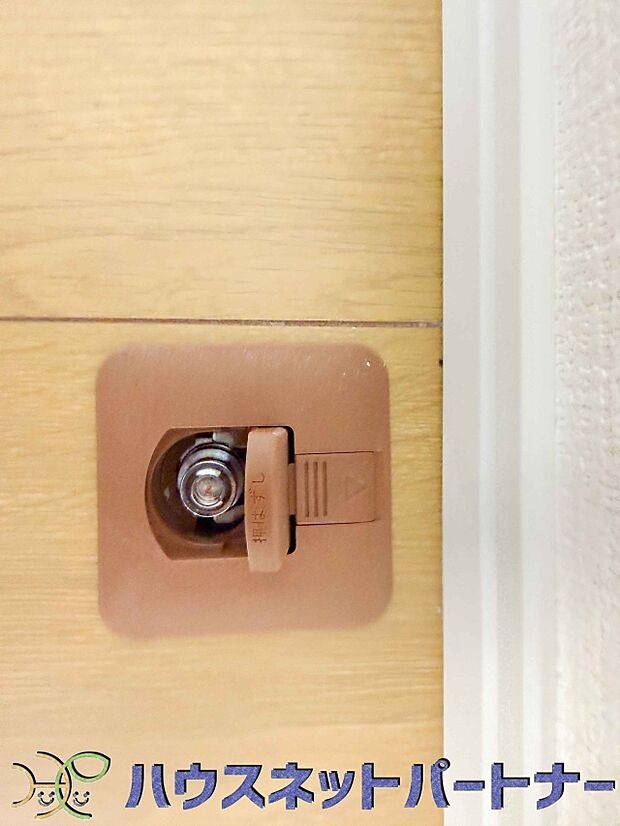 【その他設備(ガス栓)】リビングに設置したガス栓。暖房器具や鍋パーティーに活躍します。