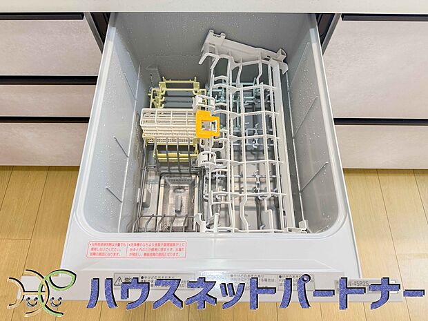 【その他設備(食器洗浄機)】ビルトイン食器洗乾燥機。家事のお手伝いをしてくれる奥様の味方です。食器を洗っている間にお掃除など、様々なシーンで家事の時短に役立つ食洗機。省スペースのビルトインタイプを採用致しました。