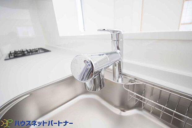 【その他設備(浄水器（同仕様設備）)】蛇口の先端に浄水器を内蔵。業界初の浄水シャワーが使える毎分4リットルのたっぷり浄水。自動クリーニングでカードリッジはいつもキレイ。また、浄水器ごとホースを引きだせます。