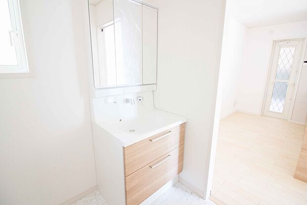 【その他設備(洗面台・洗面所(同仕様設備))】大きく見やすい三面鏡で清潔感ある洗面台は、身だしなみチェックや肌のお手入れに最適です。何かと物が増える場所だからこそ、スッキリと見映えの良い空間に拵えました。