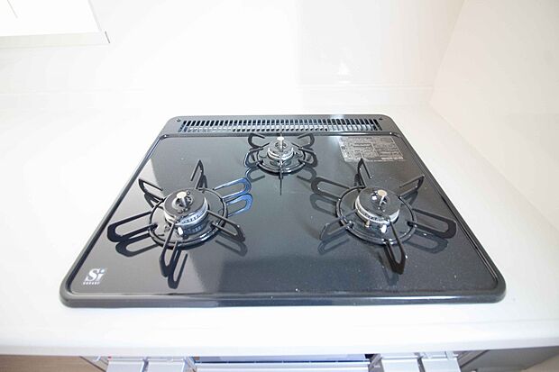 【その他設備(三口コンロ(同仕様設備）)】三口コンロで料理の幅を拡げてくれる使いやすいシステムキッチンを採用。洗い場も大きいので野菜や食器を洗ったりする際にも捗り、奥様の強い味方となってくれるはずです。