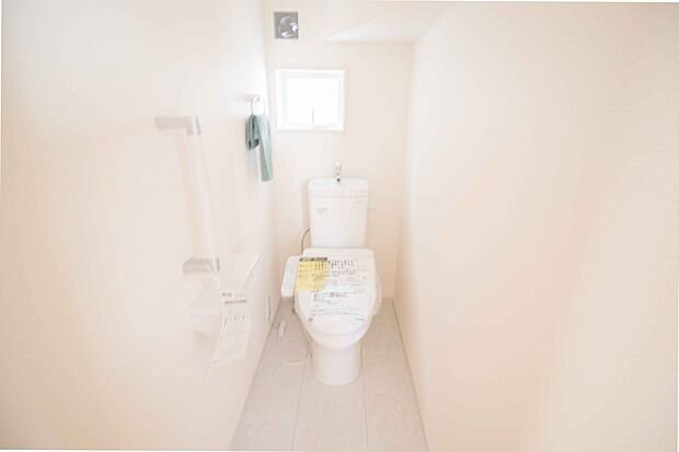 【その他設備(トイレ(同仕様設備))】快適な生活を送るための必須アイテムとなった洗浄機能付トイレ。おしり洗浄、ビデ洗浄、暖房便座の3つの機能を標準装備しています。