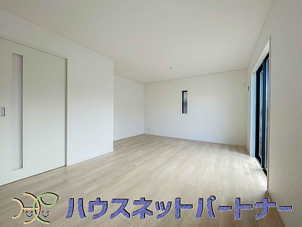 【リビング】家族が奏でる憩いの場所は、窓からの採光に優れ明るい心休まる場所です。