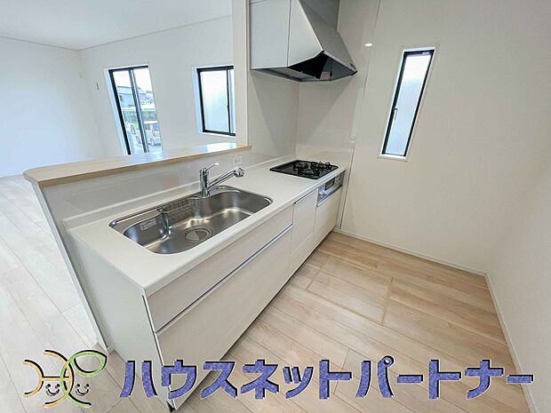 【キッチン】キッチン吊戸棚を無くす事によって、コミュニケーションを重視した設計に致しました。区画によって変わる一体感を、実際にご覧になって頂けましたらと思います。 