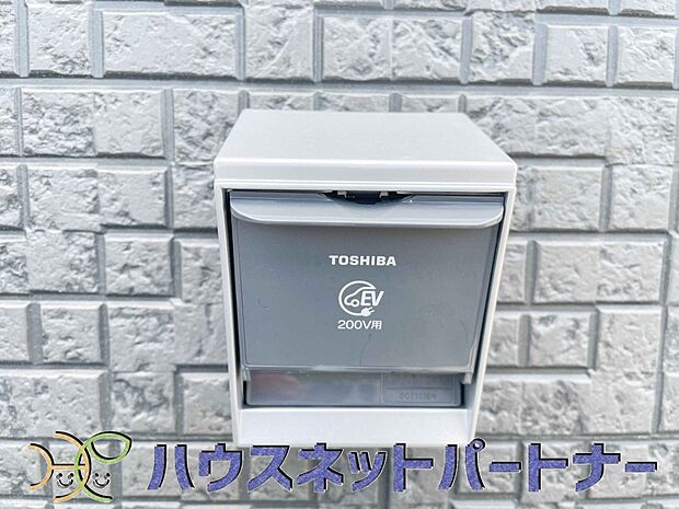 【その他設備(EV・電気自動車用コンセント)】エコカーライフをサポートする電気自動車用の屋外コンセントを設置。充電ケーブルの接続のしやすさや、毎日の充電に求められる耐久性にも配慮しています。