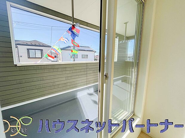 【バルコニー】インナーバルコニーのメリットは、雨が降っても使えるという事です。通常、インナーバルコニーは、上の屋根が掛かっていますので雨に濡れることがほとんどありません。