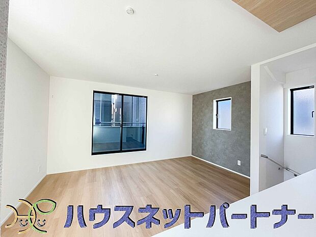 【ダイニングキッチン】キッチン吊戸棚を無くす事によって、コミュニケーションを重視した設計に致しました。区画によって変わる一体感を、実際にご覧になって頂けましたらと思います。 