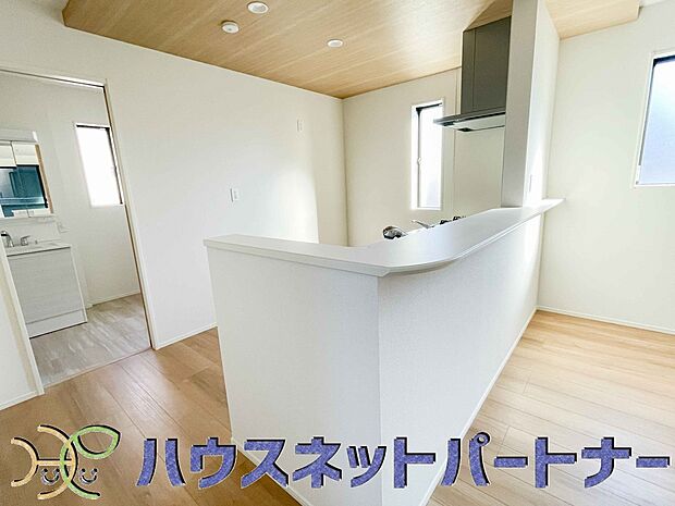 【ダイニング】カウンターがあると配膳が楽なことがメリットの一つ。後片付けをするときも、ダイニングテーブルからあまり動かずに流し台へ運ぶことができるので便利です♪