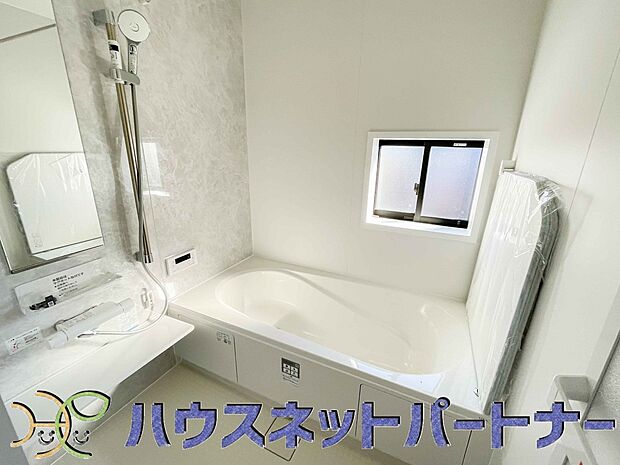 【浴室】明るい作りの浴室は心も体もリフレッシュさせてくれます。窓もあるので湿気を外へ逃がすことも出来ます。