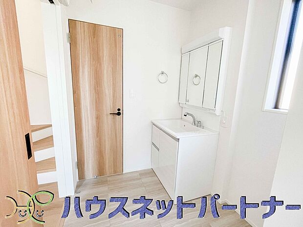 【脱衣場】毎日使う洗濯機。しっかりと奥行きのある置き場が確保されています。