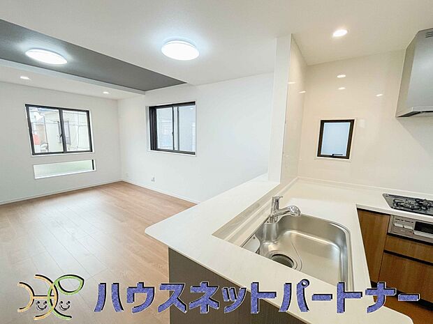 【ダイニングキッチン】人工大理石のワークトップやシンクは、水を流しただけできれいになったように見えます。白いキッチンは明るく清潔感があり、とっても素敵です。