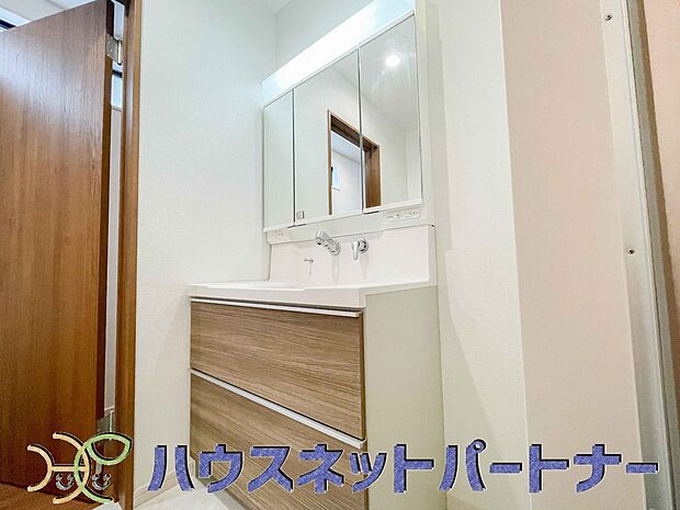 【洗面台・洗面所】大きく見やすい三面鏡で清潔感ある洗面台は、身だしなみチェックや肌のお手入れに最適です。何かと物が増える場所だからこそ、スッキリと見映えの良い空間に拵えました。