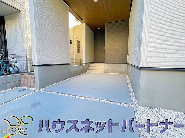 【駐車場】ビルトインガレージは、車がきれい。ビルトインガレージなら「野ざらし、雨ざらし、吹きさらし」になりません。汚れやいたみは減り、車の掃除もラクになります。