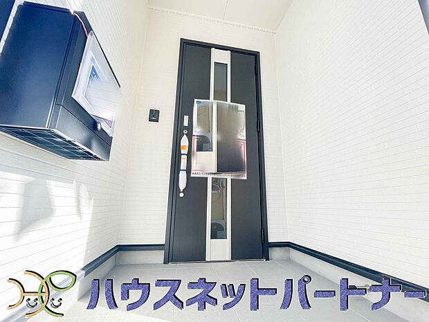 【玄関】玄関の扉を開けると家族の待つお家。幸せを感じる瞬間です。