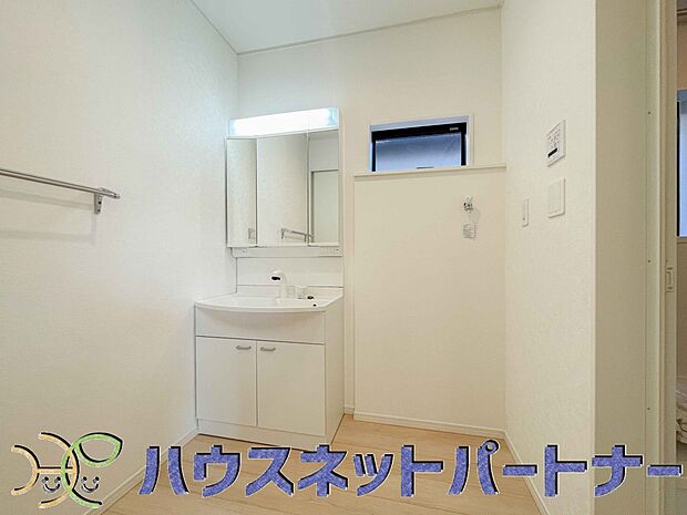 【洗面台・洗面所】大きく見やすい三面鏡で清潔感ある洗面台は、身だしなみチェックや肌のお手入れに最適です。何かと物が増える場所だからこそ、スッキリと見映えの良い空間に拵えました。