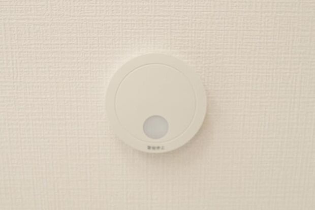 【同仕様設備)】予期せぬ火事。火災警報器で助かる命があります。火災は決して他人事ではなく、どこの家庭でも起こり得ることです。万が一の時でも、火災警報器が、いち早く火災を知らせてくれます。