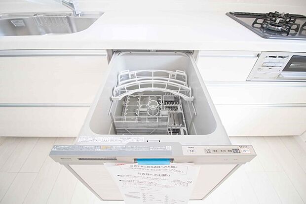 【食器洗浄機(同仕様設備)】ビルトイン食器洗乾燥機。家事のお手伝いをしてくれる奥様の味方です。食器を洗っている間にお掃除など、様々なシーンで家事の時短に役立つ食洗機。省スペースのビルトインタイプを採用致しました。