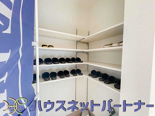 【玄関】シューズボックはワイドなのでたくさんの靴が収納できます。玄関をスッキリと使えます。