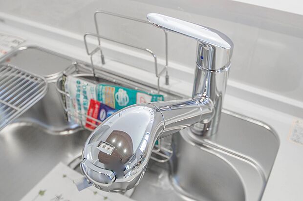 【同仕様設備)】一つの蛇口で「原水(水道水)」「シャワー」「浄水」を切り替えられる、浄水器を内蔵した混合水栓です。浄水は、水栓本体の首部分に付属のカートリッジをセットして使用します。