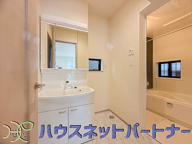 【洗面台・洗面所】洗面室のある脱衣所は広々。脱いだお洋服をそのままお洗濯。