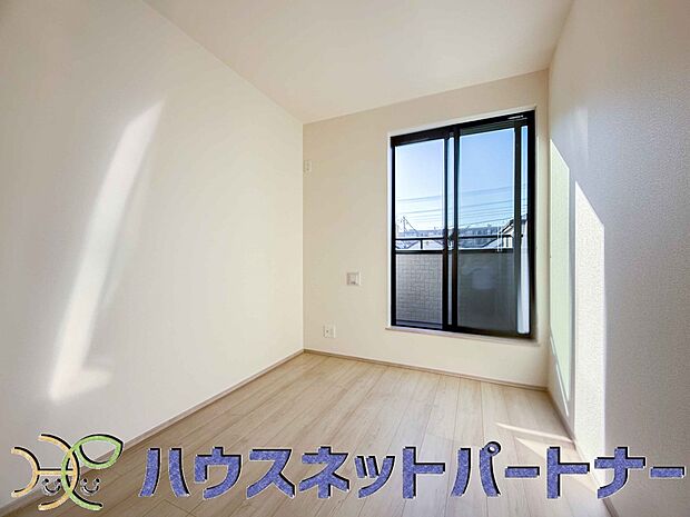 【寝室】柔らかな日差しが入る洋室は落ち着いた雰囲気のお部屋です。ベッドを置いてゆったりと心も体も休まるお部屋へ。