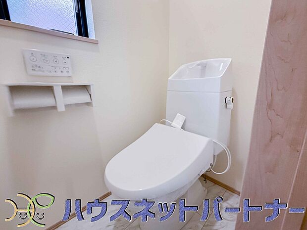 【トイレ】壁リモコンの場合、洗浄位置や水量の強弱など、シャワートイレをお好みの使い心地に設定できます。毎日使うトイレだから、使い勝手の良い機能があるとうれしいですね