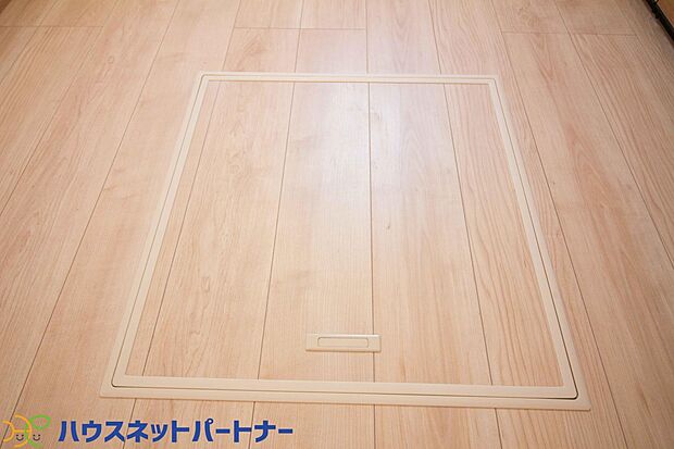 【床下収納(同仕様設備)】買い置きしたシャンプーや洗剤など床下収納ですっきり。