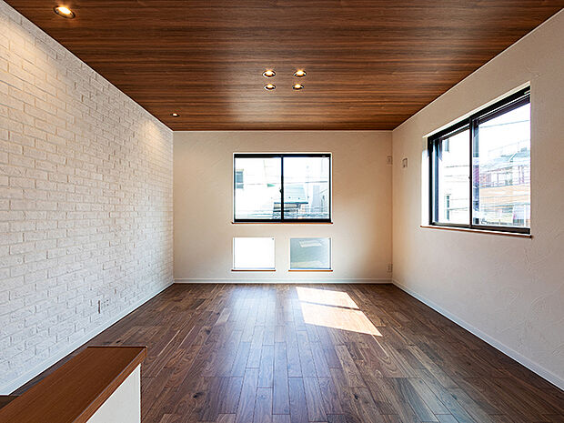 （2期施工例）
中央にあるダイニングスペースにはあえて天井を10センチ下げる事で空間をゆるやかに分けております。天井一面に木目調のアクセントクロスもカッコイイを演出