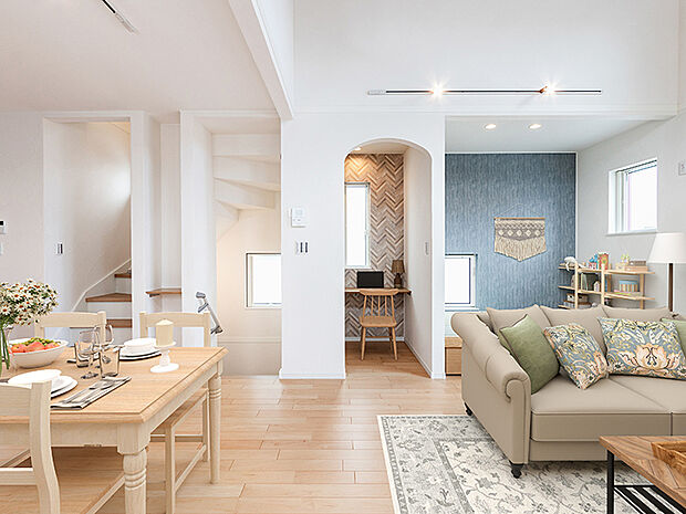 全居室に収納付き。室内の壁には漆喰、フローリングには天然木を採用するなど暮らしにやさしく仕上げています。それぞれの家庭のそれぞれの生活スタイルに合った、快適で楽しい暮らしを叶えます♪現地写真＋ＣＧ