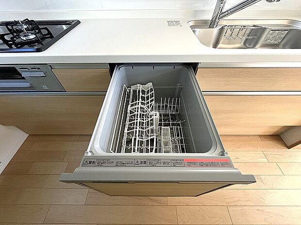 【食洗器 Panasonic製システムキッチン】ビルトイン浄水器 キッチンには浄水器を装備。最近は水を飲むという場面以外にも料理で使用したり、野菜を洗う場合もキレイな水で洗いたいという人が増えてきています。水そのものの味わいを楽しめてコーヒーや紅茶、お茶の風味が引き立つほか、塩素や有機フッ素化合物など水道水に混入する不純物や有害物質を除去してくれるので体に優しい設備です。