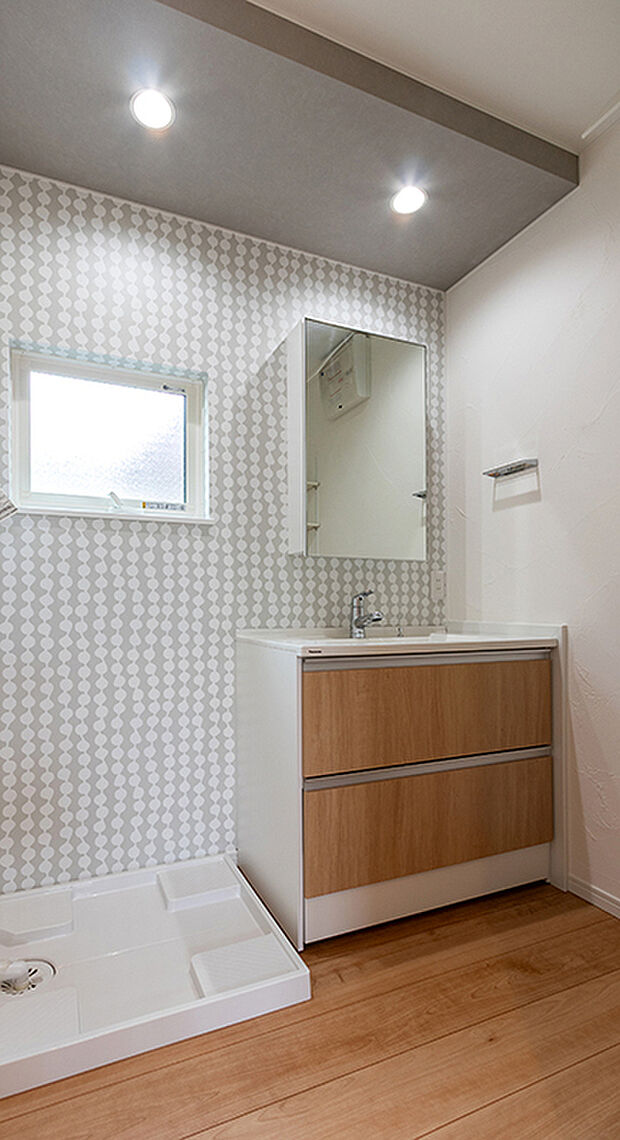 【洗面室】洗面ドレッシングはおそうじがラクラク機能を優先してパナソニック「シーライン」シリーズをセレクト。つなぎ目や隙間がないカウンター。汚れもささっと拭くだけ。1面鏡内部にも収納が可能です。