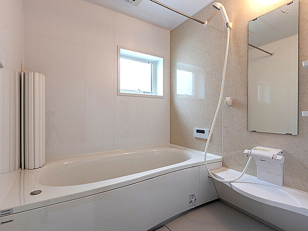 【1LDK+2S+ロフト】きれいが続く「オフローラ」シリーズ。1坪サイズが標準の広々とした浴室。毎日のんびりお風呂に入れます。おそうじがラクになる「スゴピカ素材(有機ガラス系)」を使用し、浴槽やカウンター・水栓も拭くだけでキレイに。床は隅に目地がないので汚れが落としやすく、防水性の高い「スミピカフロア」。ドアにも工夫があり換気性能とお掃除性を両立。換気口と上部に移動し、ドア縁のパッキンがないからカビが生えにくくなっています。もちろん浴室換気乾燥暖房機も付いているので、梅雨の時期でも寒い冬でも1年中快適なバスルームです。